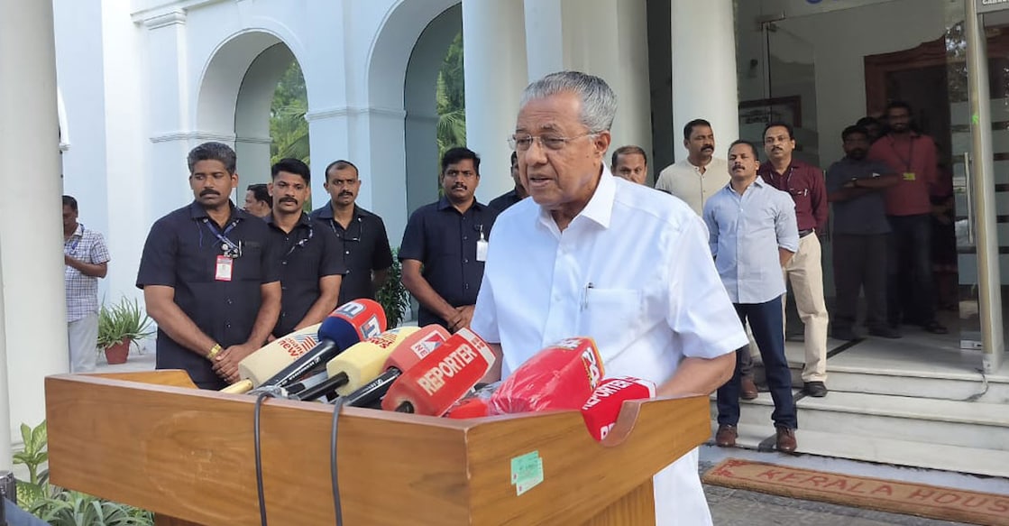 മുഖ്യമന്ത്രി പിണറായി വിജയൻ ഡൽഹിയിൽ മാധ്യമങ്ങളെ കണ്ടപ്പോൾ (ചിത്രം : റൂബിൻ ജോസഫ്/ മനോരമ)