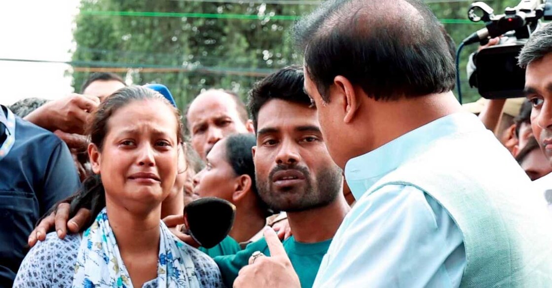 ഗുവാഹത്തിയിലെ ജ്യോതിനഗറിൽ ഓടയിൽ വീണ് കാണാതായ എട്ടുവയസുകാരന്റെ മാതാപിതാക്കളുമായി അസം മുഖ്യമന്ത്രി ഹിമന്ദ ശർമ സംസാരിക്കുന്നു. (പിടിഐ ചിത്രം)