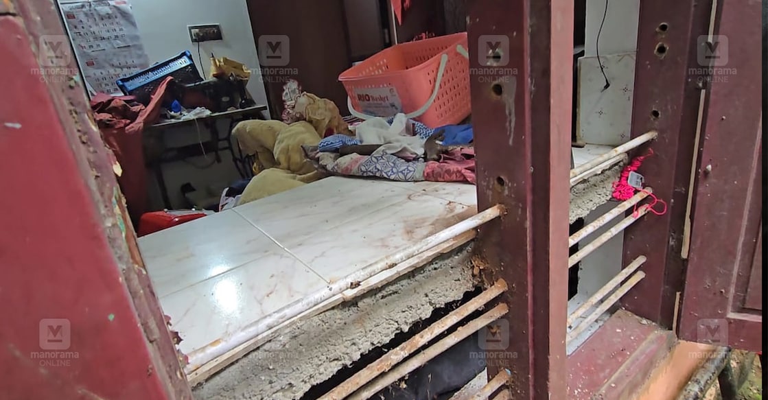 Theft-thrissur ചിറങ്ങര ഗാന്ധിനഗറിൽ ഒരു വീട്ടിൽ മോഷണം നടത്തായി ജനൽ കമ്പി അഴിച്ചുമാറ്റിയ നിലയിൽ
