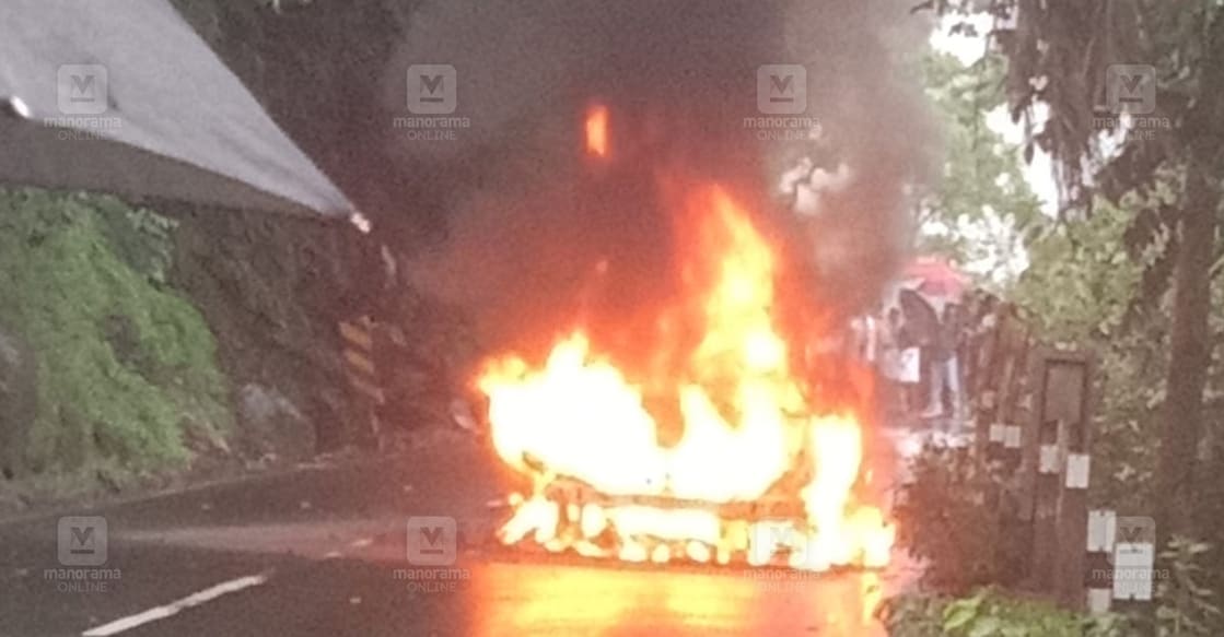 car-fire-wayanad താമരശേരി ചുരത്തിൽ കാറിന് തീപിടിച്ചപ്പോൾ