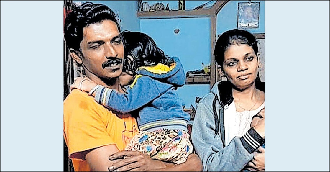 baby-feed-wayanad സജിൻ വർഗീസും ഭാര്യ ഭാവനയും മക്കളുമായി ഉപ്പുതറയിലെ വീട്ടിൽ നിന്ന് വയനാട്ടിലേക്കു പുറപ്പെടാൻ തയാറായപ്പോൾ.