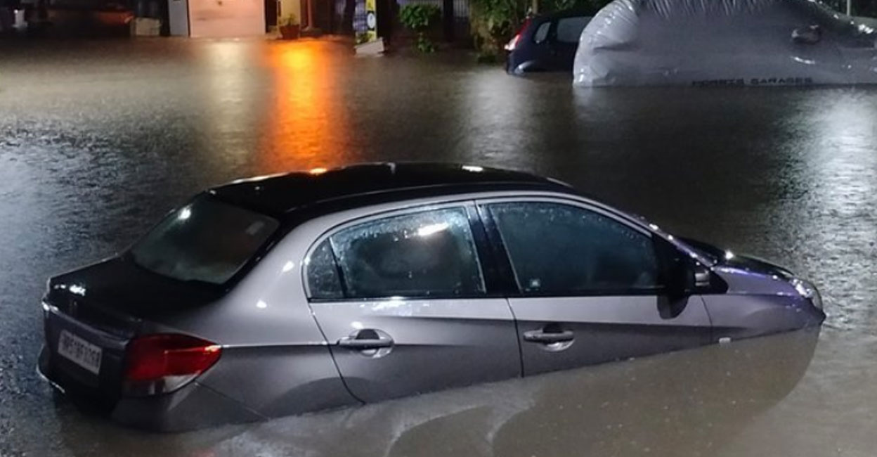 ഡൽഹിയിൽ കനത്ത മഴ: റോഡുകൾ പുഴകളായി, വിമാന സർവീസ് താളം തെറ്റി,റെഡ് അലർട്ട്