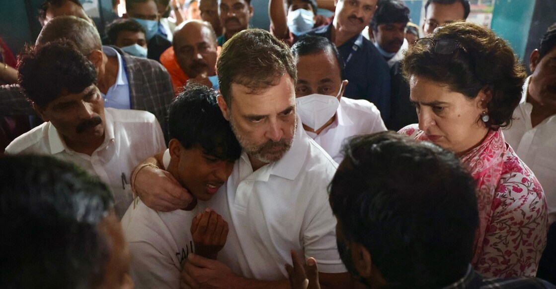 വയനാട്ടിലെ ദുരന്തബാധിത മേഖലകളിൽ എത്തിയ രാഹുൽ ഗാന്ധി ജനങ്ങളെ ആശ്വസിപ്പിക്കുന്നു. ചിത്രം∙ സ്‍പെഷൽ അറേഞ്ച്‍മെന്റ്