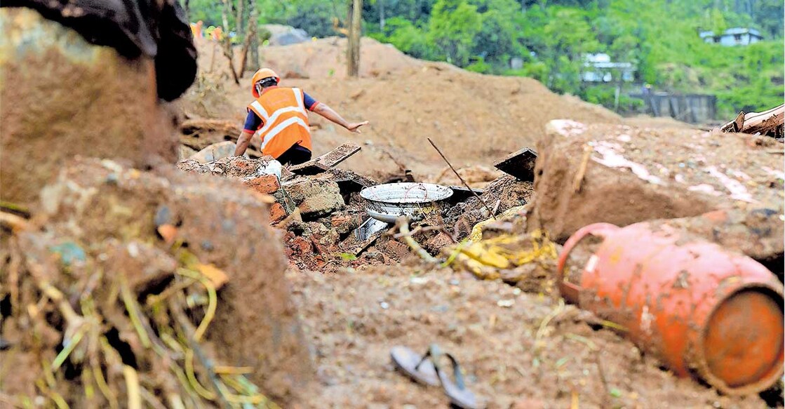 മുണ്ടക്കൈ മേഖലയിൽ തിരച്ചിൽ നടത്തുന്ന രക്ഷാപ്രവർത്തകർ.  