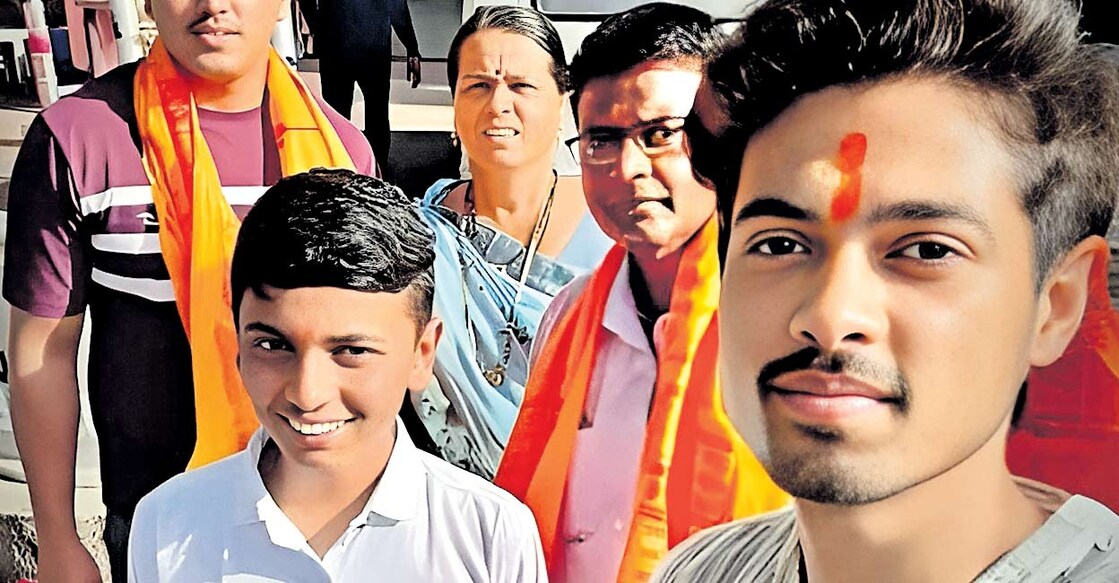 swapnanil-kusale-with-family സ്വപ്നിൽ കുസാലെ കുടുംബാംഗങ്ങൾക്കൊപ്പം (വലത്തേയറ്റം) സെൽഫി. ഇടത്തുനിന്ന് സഹോദരങ്ങളായ സൂരജ്, വരദ്, അമ്മ അനിത, അച്ഛൻ സുരേഷ് എന്നിവർ.