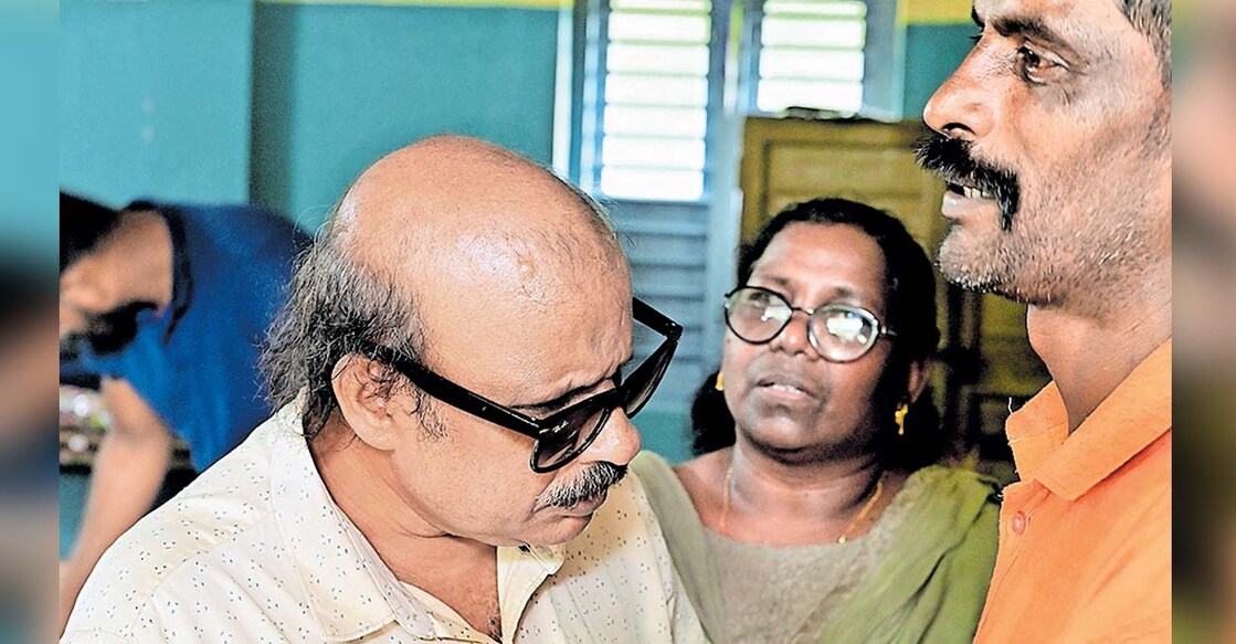 ദുരന്തബാധിതരെ  ആശ്വസിപ്പിക്കുന്ന വെള്ളാർമല സ്കൂളിലെ കാഴ്ചപരിമിതനായ മുൻ അധ്യാപകൻ മോഹൻ രാജ്. 