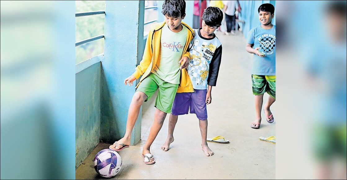 ഉരുൾപൊട്ടലിൽ മണ്ണും വീടും നഷ്‌ടപ്പെട്ട് മേപ്പാടി സെന്റ് ജോസഫ്‌സ് യുപി സ്‌കൂളിലെ ദുരിതാശ്വാസ ക്യാംപിൽ കഴിയുന്ന സഹോദരങ്ങളായ റിഷാലും നിഹാലും പന്തു തട്ടുന്നു. 