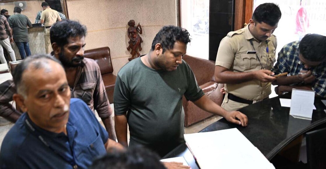 Pappachanmurder സി.പാപ്പച്ചൻ കൊലപാതക കേസിലെ പ്രതികളായ അനിമോൻ, ഹാഷിഫ് അലി എന്നിവരെ തമ്മനത്തെ ലോഡ്ജിൽ തെളിവെടുപ്പിന് എത്തിച്ചപ്പോൾ. ചിത്രം ∙ മനോരമ