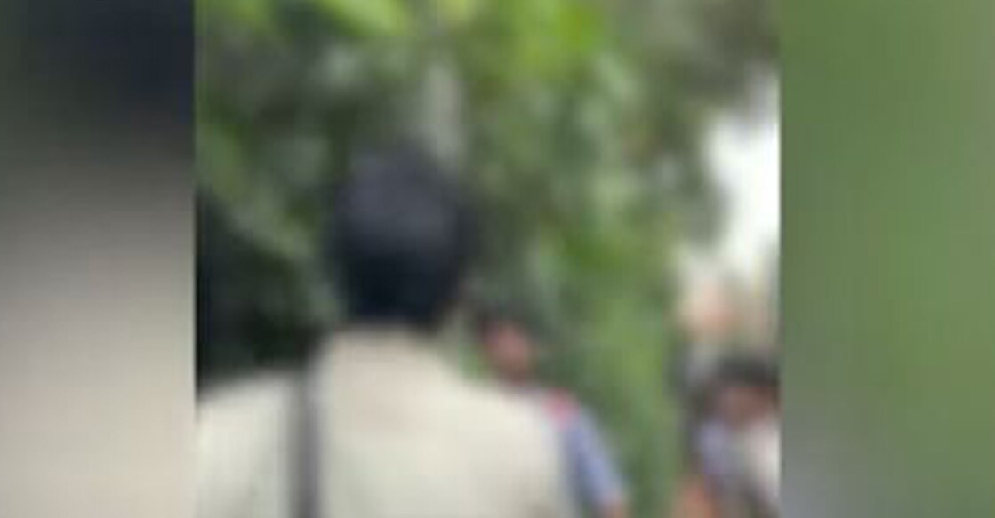 kannur-ragging പ്ലസ് വൺ വിദ്യാർഥിക്ക് നേരെ റാഗിങ്. (Videograb:Manorama News)