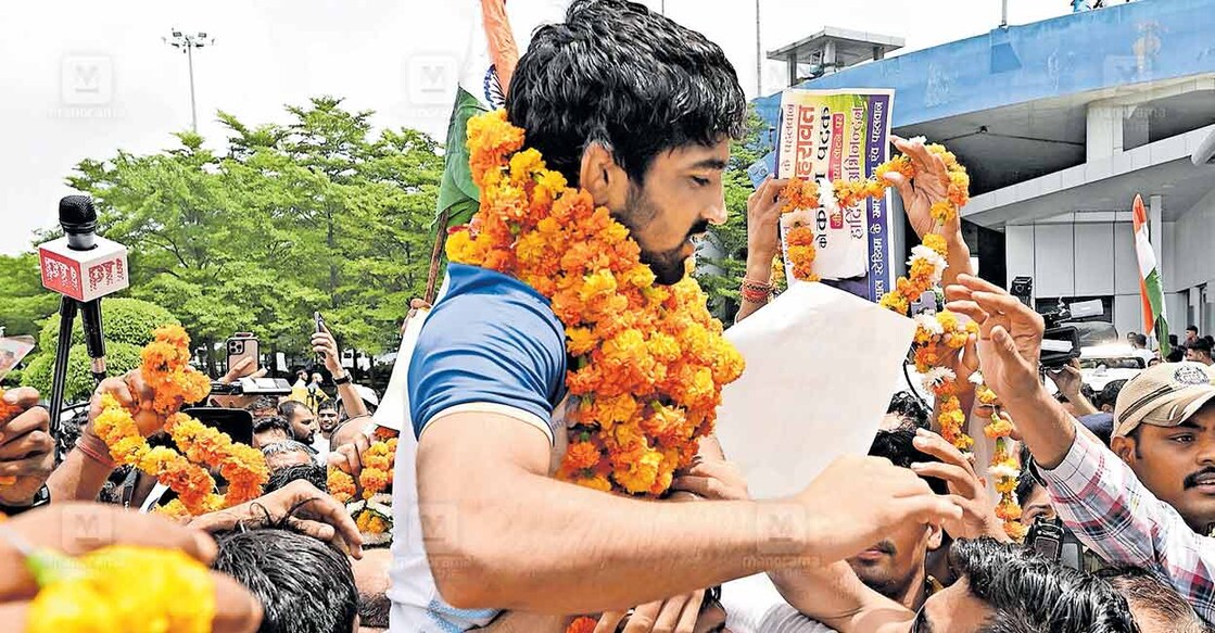 പാരിസ് ഒളിംപിക്സ് ഗുസ്തിയിൽ വെങ്കലം നേടിയ അമൻ സെഹ്റാവത്തിനെ തോളിലേറ്റി ആഹ്ലാദം പങ്കിടുന്ന ഗ്രാമവാസികൾ. ചിത്രം: മനോരമ