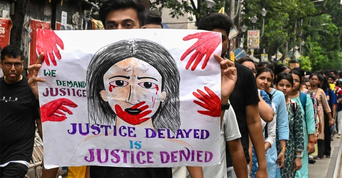 kolkata-doctor-rape-1308
കൊൽക്കത്തയിൽ വനിതാ ഡോക്ടറെ പീഡിപ്പിച്ച കൊന്ന സംഭവത്തിനെതിരെ മെഡിക്കൽ വിദ്യാർഥികൾ നടത്തിയ പ്രതിഷേധം. (Photo by Dibyangshu SARKAR / AFP)