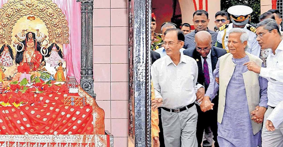 muhammad-yunus-visit-dhakeshwari-temple ധാക്കയിലെ ദാകേശ്വരി ക്ഷേത്രത്തിൽ ഹിന്ദുസമുദായ നേതാക്കളുമായി കൂടിക്കാഴ്ച നടത്താൻ ബംഗ്ലദേശ് ഇടക്കാല സർക്കാർ മേധാവി മുഹമ്മദ് യൂനുസ് എത്തിയപ്പോൾ. ചിത്രം: പിടിഐ