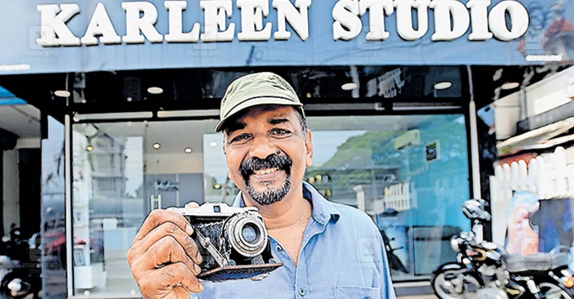 karleen-studio ചാർലി തലയോലപ്പറമ്പിലെ കാർലീൻ സ്റ്റുഡിയോയ്ക്കു മുൻപിൽ. ചാർലിയുടെ പിതാവ് കെ.ടി. ജോസഫ് ഉപയോഗിച്ചിരുന്ന അഗ്ഫ െഎസൊലെറ്റ് ക്യാമറയാണ് കയ്യിൽ. ചിത്രം:മനോരമ