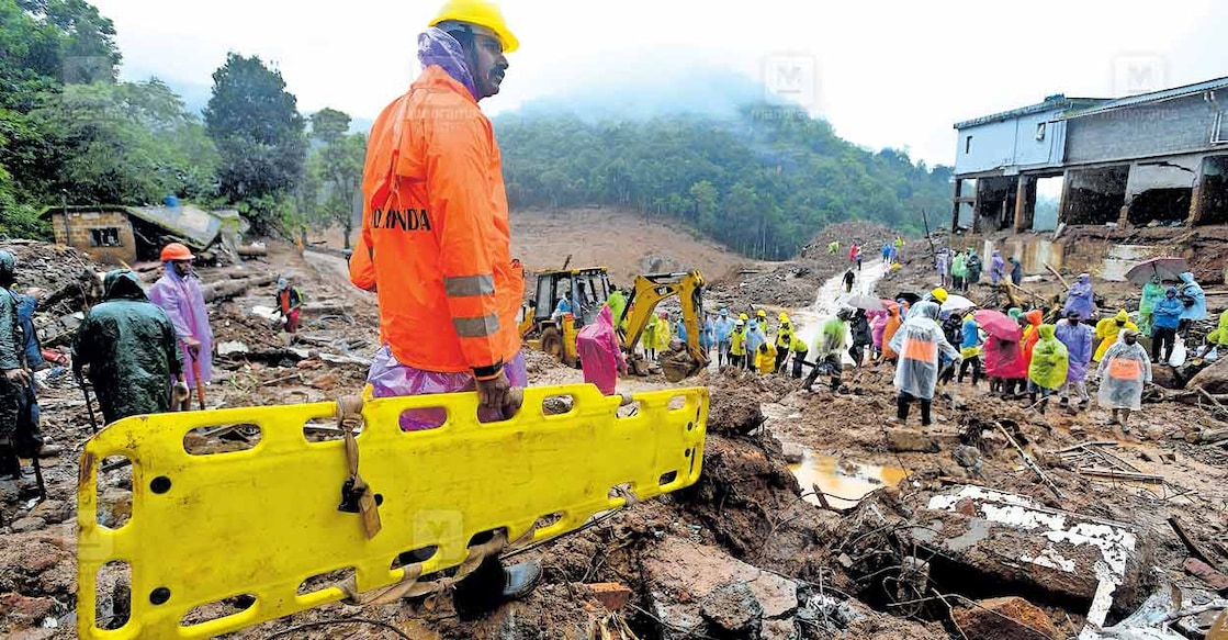 wayanad-landslide-1 ദുരന്തമുണ്ടായ മുണ്ടക്കൈ, ചൂരൽമല മേഖലയിൽ തിരച്ചിൽ നടക്കുന്നതിനിടെ ആരെയെങ്കിലും കണ്ടെത്തിയാൽ കൊണ്ടുപോകുന്നതിനായി സ്ട്രെച്ചറുമായി കാത്തു നിൽക്കുന്ന എൻഡിആർഎഫ് സേനാംഗം. ചിത്രം: മനോരമ