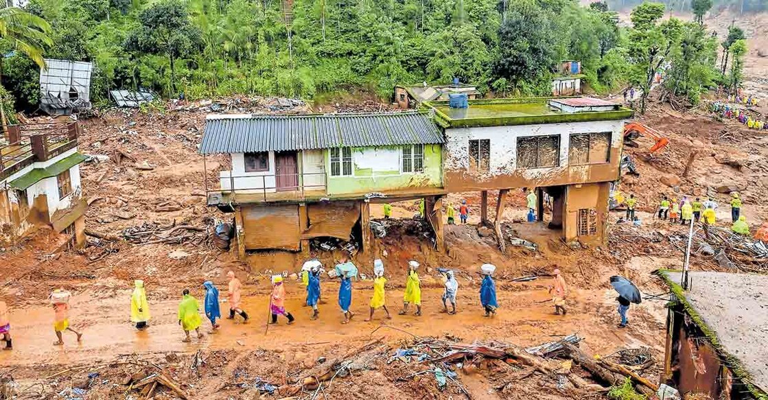 മലവെള്ളപ്പാച്ചിലിൽ തകർന്ന പുഞ്ചിരിമട്ടത്ത് വീടുകൾക്ക് സമീപം പരിശോധന നടത്തുന്ന രക്ഷാപ്രവർത്തകർ