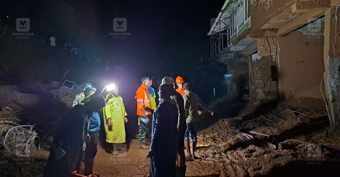  വയനാട് മുണ്ടക്കൈ ടോപ്പിൽ റഡാർ സിഗ്നൽ ലഭിച്ചിടത്ത് രാത്രി നടത്തുന്ന തിരച്ചിൽ. ചിത്രം: മനോരമ