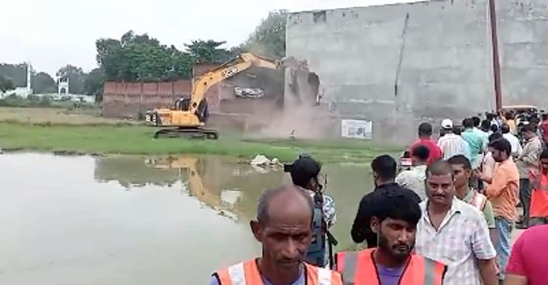 മണ്ണുമാന്തി യന്ത്രം ഉപയോഗിച്ച് കെട്ടിടം പൊളിക്കുന്നു. Image Credit: X/
IANS
