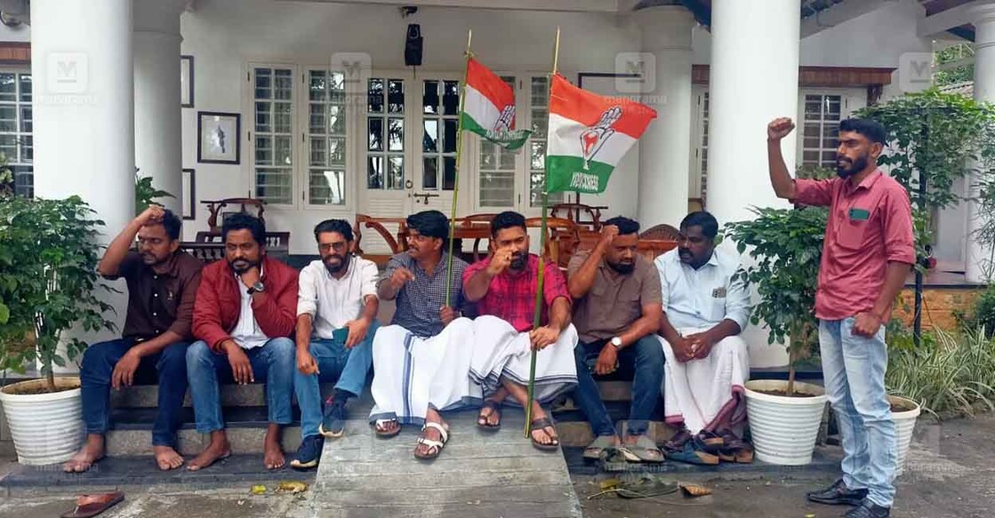ചലച്ചിത്ര അക്കാദമി ചെയർമാൻ രഞ്ജിത്തിനെ അറസ്റ്റ് ചെയ്യണമെന്നാവശ്യപ്പെട്ട് മാണ്ടാട് സ്വകാര്യ വസതിക്ക് മുന്നിൽ യൂത്ത് കോൺഗ്രസ് പ്രവർത്തകർ പ്രതിഷേധം നടത്തിയപ്പോൾ. ചിത്രം: ധനേഷ് അശോകൻ∙ മനോരമ.