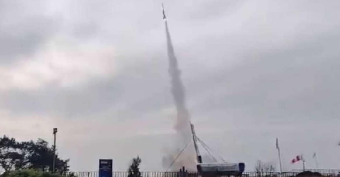 rhumi-1-reusable-rocket-2408 സ്റ്റാർട്ടപ്പ് കമ്പനിയായ സ്പേസ് സോൺ ഇന്ത്യ വികസിപ്പിച്ച പുനരുപയോഗിക്കാവുന്ന ഹൈബ്രിഡ് റോക്കറ്റ് ‘റൂമി’ വിക്ഷേപിച്ചപ്പോൾ. ചിത്രം: https://x.com/UpendrraRai