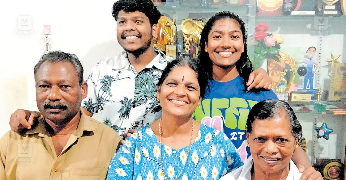 ഓസ്ട്രേലിയൻ പര്യടനത്തിന് ശേഷം മടങ്ങിയെത്തിയ സജന സജീവൻ മാനന്തവാടിയിലെ വീട്ടിൽ അച്ഛൻ വി.സജീവൻ, അമ്മ ശാരദ സജീവൻ, സഹോദരൻ സച്ചി‍ൻ, മുത്തശ്ശി ശാരദ എന്നിവർക്കൊപ്പം. ചിത്രം: മനോരമ 