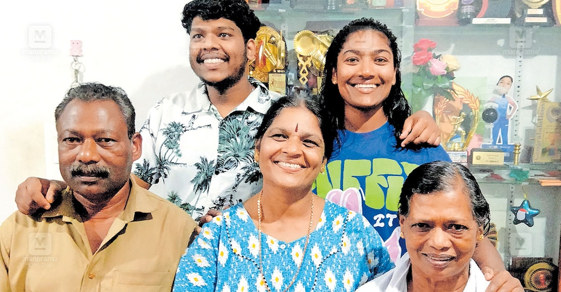 sajina-sajeev-family ഓസ്ട്രേലിയൻ പര്യടനത്തിന് ശേഷം മടങ്ങിയെത്തിയ സജന സജീവൻ മാനന്തവാടിയിലെ വീട്ടിൽ അച്ഛൻ വി.സജീവൻ, അമ്മ ശാരദ സജീവൻ, സഹോദരൻ സച്ചിൻ, മുത്തശ്ശി ശാരദ എന്നിവർക്കൊപ്പം. ചിത്രം: മനോരമ