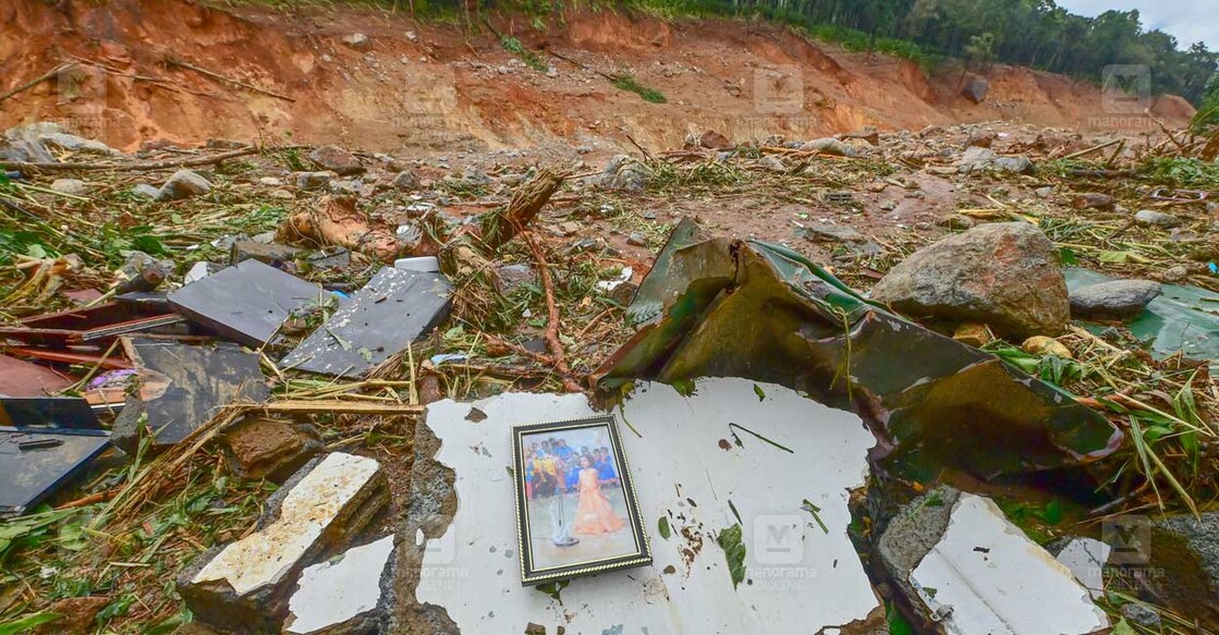 Landslide-Chooralmala ചൂരൽമലയിൽ ഉരുൾപൊട്ടലിൽ തകർന്ന വീടിന്റെ അവശിഷ്ടം. ചിത്രം: വിഷ്ണു വി.നായർ/ മനോരമ