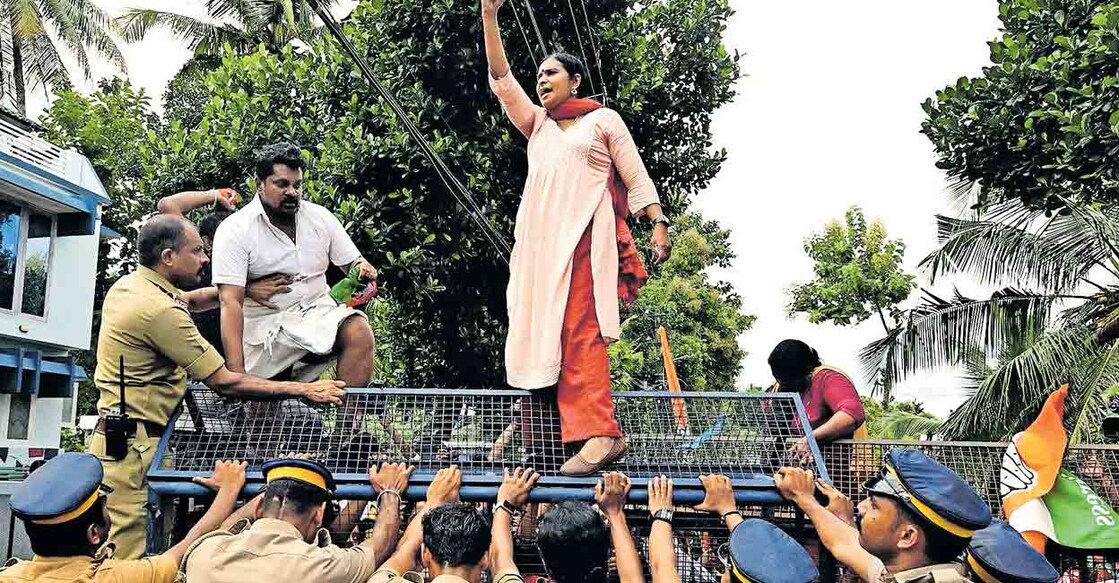 പ്രതിഷേധത്തിന്റെ ഉയരം എം.മുകേഷ് എംഎൽഎ രാജിവയ്ക്കണമെന്ന് ആവശ്യപ്പെട്ട് തിരുവനന്തപുരം കുമാരപുരം ദളവക്കുന്നിലെ വീട്ടിലേക്കു മഹിള കോൺഗ്രസ്, യൂത്ത് കോൺഗ്രസ് പ്രവർത്തകർ നടത്തിയ മാർച്ചിനിടെ. ചിത്രം: മനോരമ 