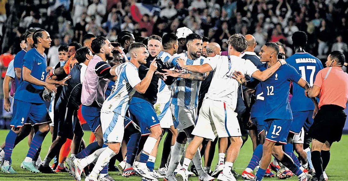 argentinia-france-clush മത്സരശേഷം അർജന്റീന, ഫ്രാൻസ് താരങ്ങൾ തമ്മിൽ മൈതാനത്ത് അടിപിടിയുണ്ടായപ്പോൾ.