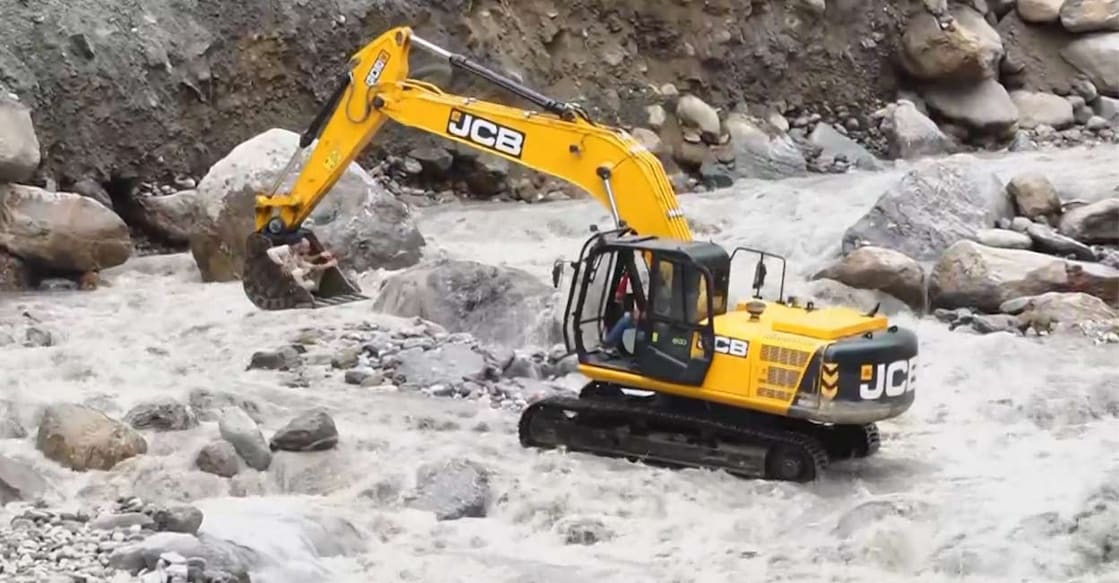 himachal-pradesh-cloudburst-0408
ഹിമാചൽ പ്രദേശിൽ മേഘവിസ്ഫോടനത്തെത്തുടർന്നുണ്ടായ മിന്നൽ പ്രളയമുണ്ടായ റാംപുർ ജില്ലയിൽ നടത്തുന്ന രക്ഷാപ്രവർത്തനം. (PTI Photo)(PTI08_04_2024_000056A)