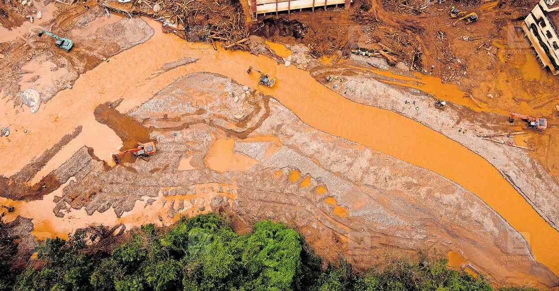 ഇന്നലെ വെള്ളാർമല സ്കൂളിന് സമീപത്ത് നടത്തിയ തിരച്ചിൽ. ചിത്രം:അരവിന്ദ് വേണുഗോപാൽ/മനോരമ