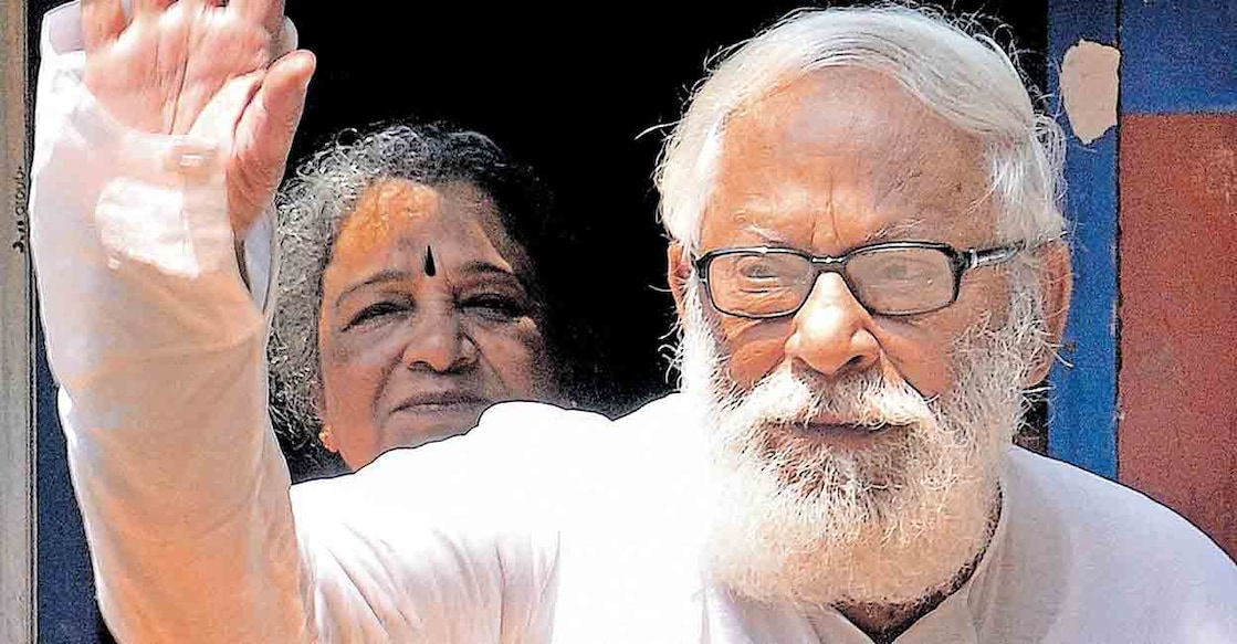 buddhadeb-bhattacharjee-7 ബുദ്ധദേവ് ഭട്ടാചാര്യയും ഭാര്യ മീരയും മുനിസിപ്പൽ തിരഞ്ഞെടുപ്പിൽ
വോട്ടു ചെയ്ത ശേഷം (2015)