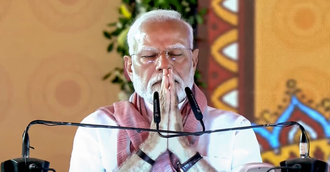 Narendra Modi Pahalgam ബിഹാറിലെ മധുബനിയിൽ നടന്ന പരിപാടിക്കിടെ പഹൽഗാം ഭീകരാക്രമണത്തിൽ കൊല്ലപ്പെട്ടവർക്കായി ആദരാഞ്ജലി അർപ്പിക്കുന്ന പ്രധാനമന്ത്രി നരേന്ദ്ര മോദി (Photo: PTI)