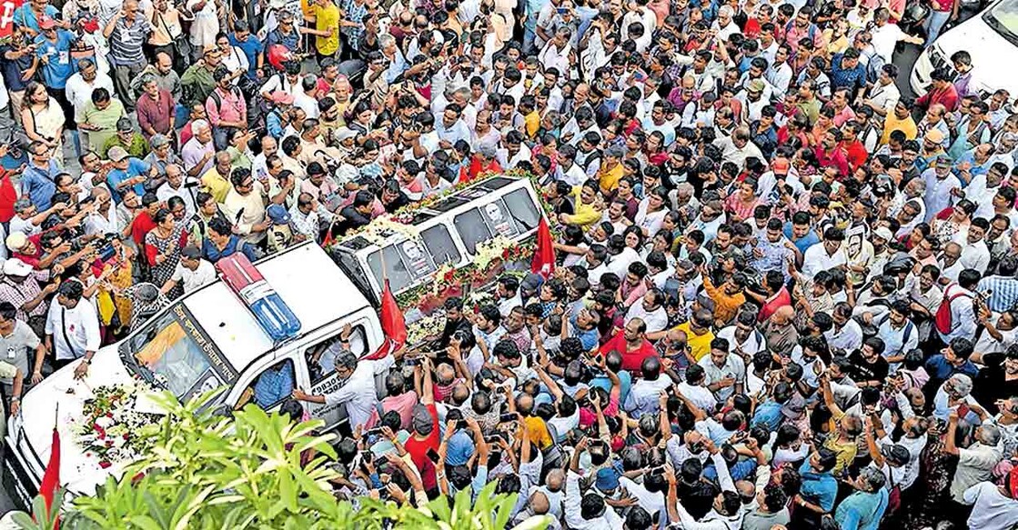 വിടചൊല്ലി: ബംഗാൾ മുൻ മുഖ്യമന്ത്രിയും സിപിഎം നേതാവുമായ ബുദ്ധദേവ് ഭട്ടാചാര്യയുടെ മൃതദേഹവുമായി കൊൽക്കത്ത നഗരത്തിൽ നടന്ന വിലാപയാത്ര. ചിത്രം: പിടിഐ