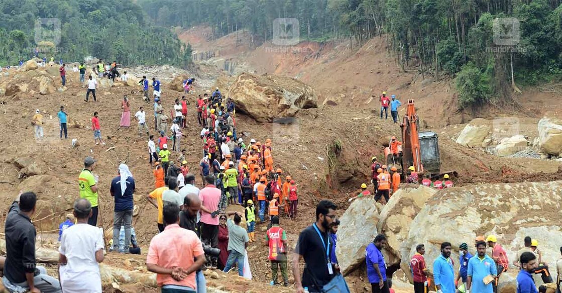 ഉരുൾപൊട്ടലുണ്ടായ പുഞ്ചിരിമട്ടത്ത് ജനകീയ തിരച്ചിലിന്റെ ഭാഗമായി മണ്ണുമാന്തി യന്ത്രമുപയോഗിച്ച് നടത്തിയ പരിശോധന, ചിത്രം: മനോരമ