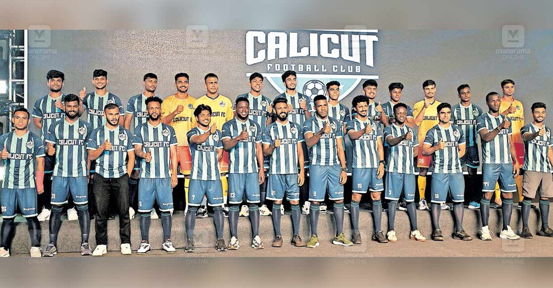 calicut-fc കാലിക്കറ്റ് എഫ്സി ടീം കോഴിക്കോട് കടപ്പുറത്തെ ചടങ്ങിൽ അണിനിരന്നപ്പോൾ. ചിത്രം: സജീഷ് ശങ്കർ /മനോരമ