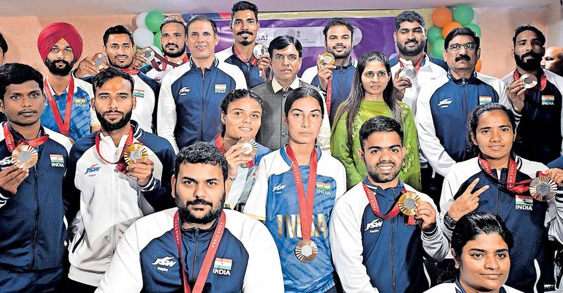 para-olympics പാരിസ് പാരാലിംപിക്സിനു ശേഷം മടങ്ങിയെത്തിയ ഇന്ത്യൻ താരങ്ങൾ ഡൽഹിയിൽ കേന്ദ്രമന്ത്രിമാരായ മൻസുഖ് മാണ്ഡവ്യ, രക്ഷാ ഖഡ്സെ എന്നിവർക്കൊപ്പം. ചിത്രം: മനോരമ