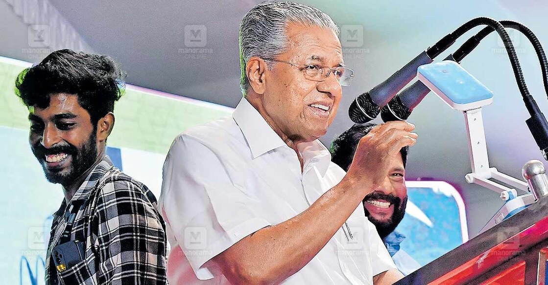 എല്ലാം ചിരിയായി... : സിപിഎം കോവളം ഏരിയ കമ്മിറ്റിയുടെ ഒാഫിസ് ഉദ്ഘാടനച്ചടങ്ങിൽ പ്രസംഗിക്കാനെത്തിയ മുഖ്യമന്ത്രി പിണറായി വിജയൻ, ‘മൈക്കിന്റെ ആളുണ്ടെങ്കിൽ ഇങ്ങോട്ടൊന്നു വരുന്നതു നല്ലതാ’ണെന്നു പറഞ്ഞപ്പോൾ ഓടിയെത്തിയ ഓപ്പറേറ്റർ  (ഇടത്). മൈക്ക് അൽപം പിന്നോട്ടു നീക്കണമെന്നതായിരുന്നു ആവശ്യം. ജില്ലാ സെക്രട്ടറി വി.ജോയി (വലത്) മൈക്ക് ശരിയാക്കുന്നതിനിടയിൽ  ‘ശരിയായി ശരിയായി’ എന്നു പറഞ്ഞ മുഖ്യമന്ത്രി, ധൃതിവയ്ക്കേണ്ടെന്ന് ചിരിയോടെ ഓപ്പറേറ്ററെ കയ്യുയർത്തി വിലക്കുകയും ചെയ്തു.   ചിത്രം:ജെ.സുരേഷ്/മനോരമ 