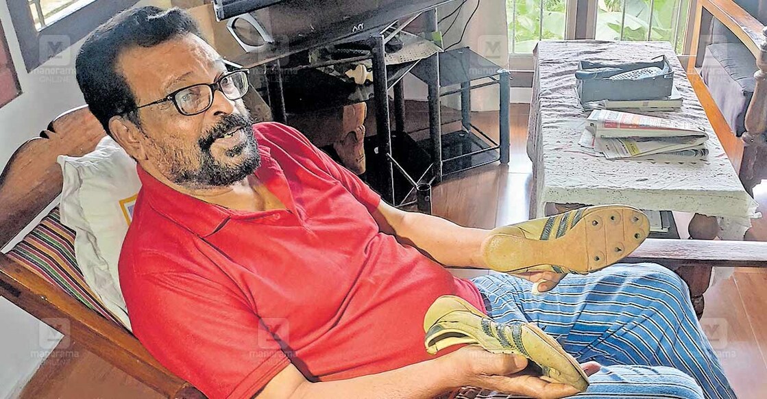 ടെഹ്റാൻ ഏഷ്യൻ ഗെയിംസ് മത്സരത്തിന് ഉപയോഗിച്ച സ്പൈക്സുമായി ടി.സി.യോഹന്നാൻ കാക്കനാട്ടെ വീട്ടിൽ. ചിത്രം: മനോരമ
