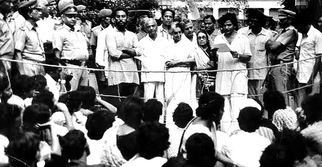jnu ഇന്ദിര ഗാന്ധി ജെഎൻയു ചാൻസലർ സ്ഥാനം രാജിവയ്ക്കണമെന്ന് ആവശ്യപ്പെട്ട് 1977 സെപ്റ്റംബർ 5ന് ഇന്ദിരയെ സാക്ഷിയാക്കി പ്രതീകാത്മക കുറ്റപത്രം വായിക്കുന്ന സീതാറാം യച്ചൂരി.