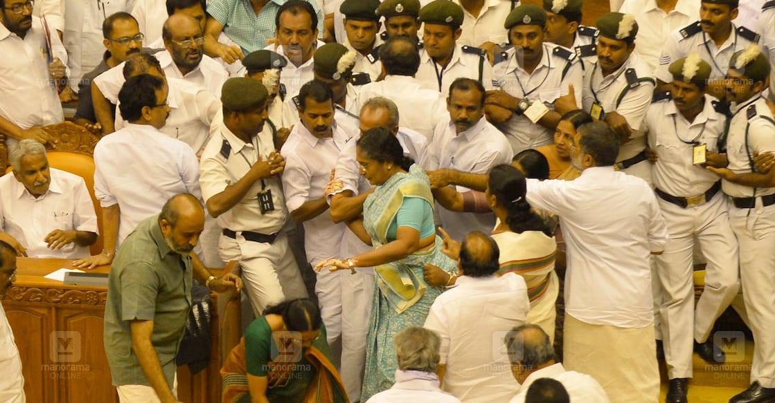 Violence-in-Assembly 2015 മാര്ച്ച് 13 ന് നിയമസഭയിൽ ധനമന്ത്രി കെ.എം.മാണി ബജറ്റ് അവതരിപ്പിക്കുന്നതു തടയാൻ ശ്രമിച്ച ജമീല പ്രകാശം എംഎൽഎ അചടക്കമുള്ളവരെ യുഡിഎഫ് എംഎൽഎമാർ തടയുന്നു. ചിത്രം: മനോരമ