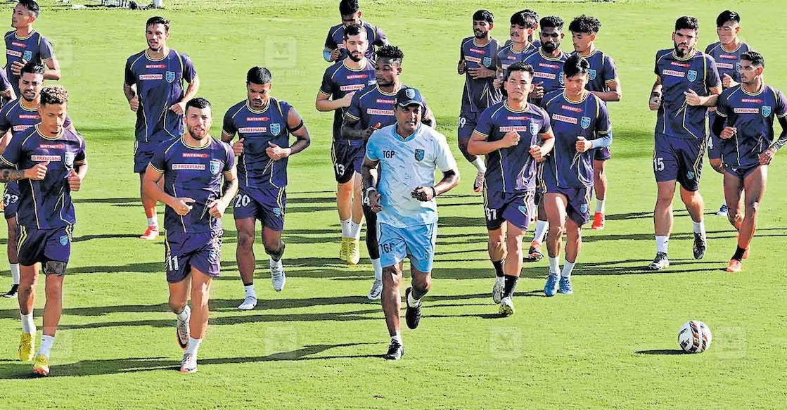 kerala-blasters കേരള ബ്ലാസ്റ്റേഴ്സ് താരങ്ങൾ കൊച്ചിയിൽ പരിശീലനത്തിനിറങ്ങിയപ്പോൾ. നാളെയാണ് ബ്ലാസ്റ്റേഴ്സിന്റെ സീസണിലെ ആദ്യ ഐഎസ്എൽ മത്സരം. ചിത്രം: ടോണി ഡൊമിനിക് / മനോരമ