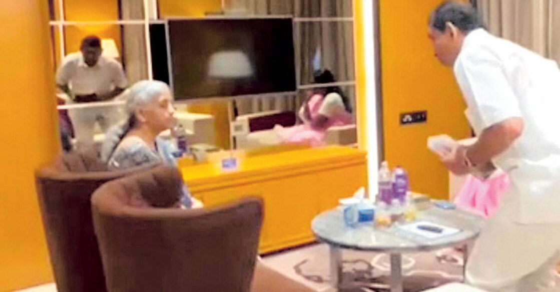 nirmala-sitharaman-and-hotel-owner ഡി.ശ്രീനിവാസൻ ധനമന്ത്രി നിർമല സീതാരാമനെ കാണാനെത്തിയപ്പോൾ.