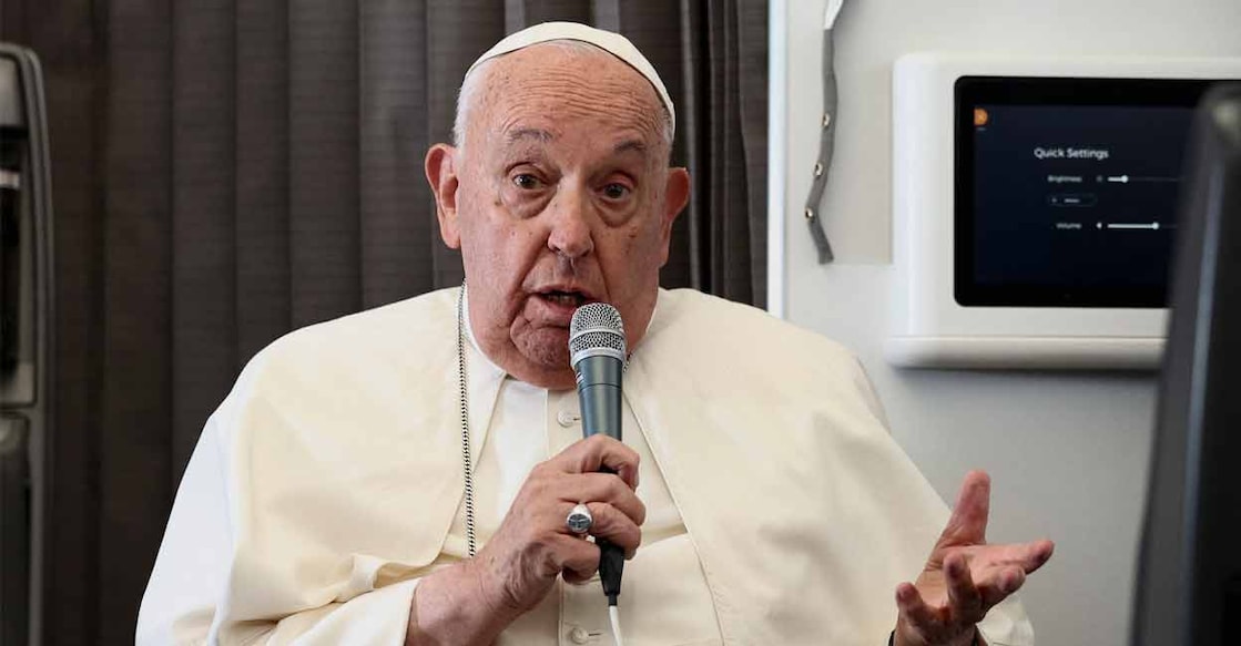 Pope Francis 12 ദിവസത്തെ വിദേശ സന്ദർശനത്തിനു ശേഷം റോമിലേക്കുള്ള മടക്കയാത്രയിൽ വിമാനത്തിൽ മാധ്യമപ്രവർത്തകരുടെ ചോദ്യങ്ങൾക്ക് ഫ്രാൻസിസ് മാർപാപ്പ മറുപടി നൽകുന്നു. (Photo: Guglielmo Mangiapane / AFP)