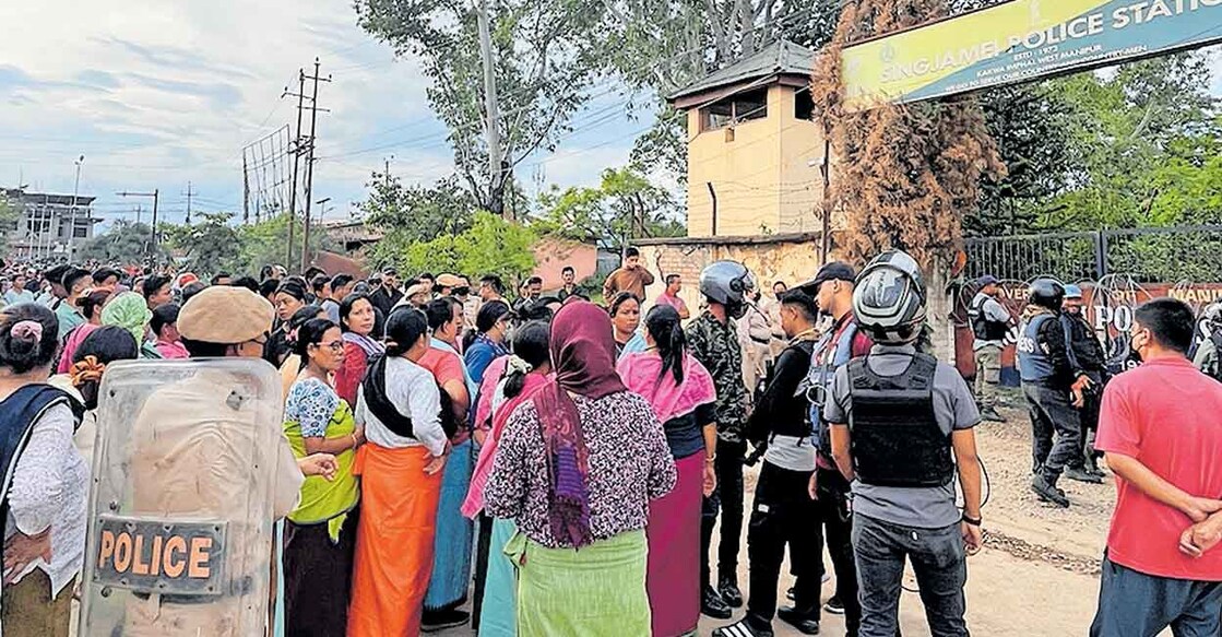 നവജാത ശിശു മരിച്ച സംഭവത്തിൽ പ്രതിഷേധിക്കാൻ മണിപ്പുരിലെ സിങ്ജാമെയ് പൊലീസ് സ്റ്റേഷനു മുന്നിൽ തടിച്ചുകൂടിയവർ.  
