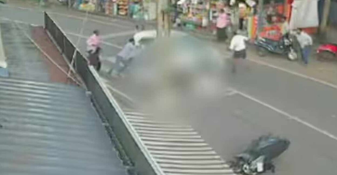 car-accident-in-kollam സ്കൂട്ടർ യാത്രക്കാരിയുടെ മരണത്തിനിടയാക്കിയ കൊല്ലത്തെ കാറപകടം. File Photo: Arranged