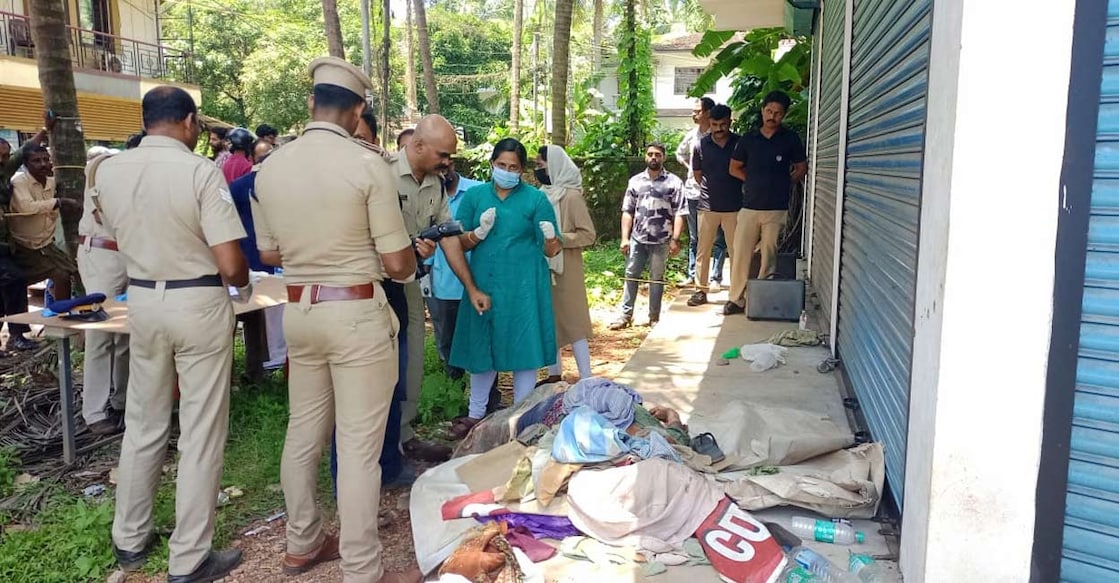 vatakara-death-man-1809 വടകരയിൽ വയോധികനെ മരിച്ച നിലയിൽ കണ്ടെത്തിയ സ്ഥലത്ത് പൊലീസ് പരിശോധന നടത്തുന്നു. (ചിത്രം: Special Arrangement)