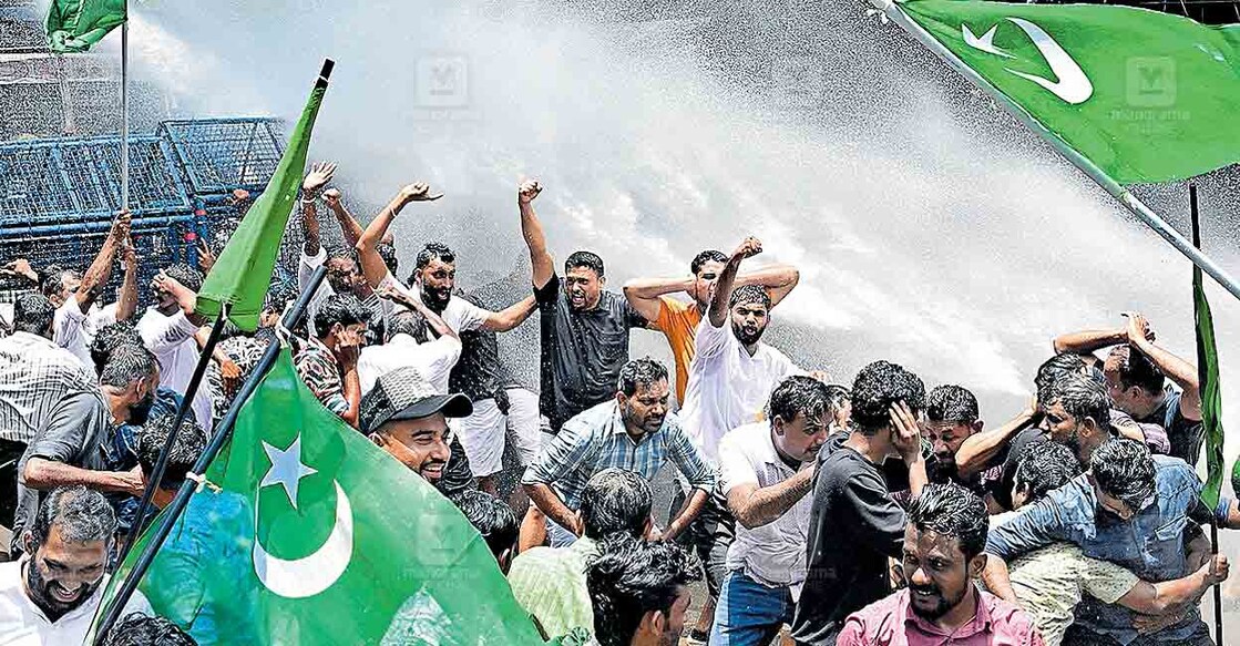 youth-league-protest-in-cliff-house പൊലീസിലെ ക്രിമിനലുകളെ പിണറായി വിജയൻ സംരക്ഷിക്കുന്നുവെന്നാരോപിച്ച് യൂത്ത് ലീഗ് മുഖ്യമന്ത്രിയുടെ ഔദ്യോഗിക വസതിയായ ക്ലിഫ് ഹൗസിലേക്കു നടത്തിയ മാർച്ചിനു നേരെ പൊലീസ് ജലപീരങ്കി പ്രയോഗിച്ചപ്പോൾ. മൂന്നു നേതാക്കൾക്കു പരുക്കേറ്റു. ചിത്രം: ശ്രീലക്ഷ്മി ശിവദാസ് ∙ മനോരമ