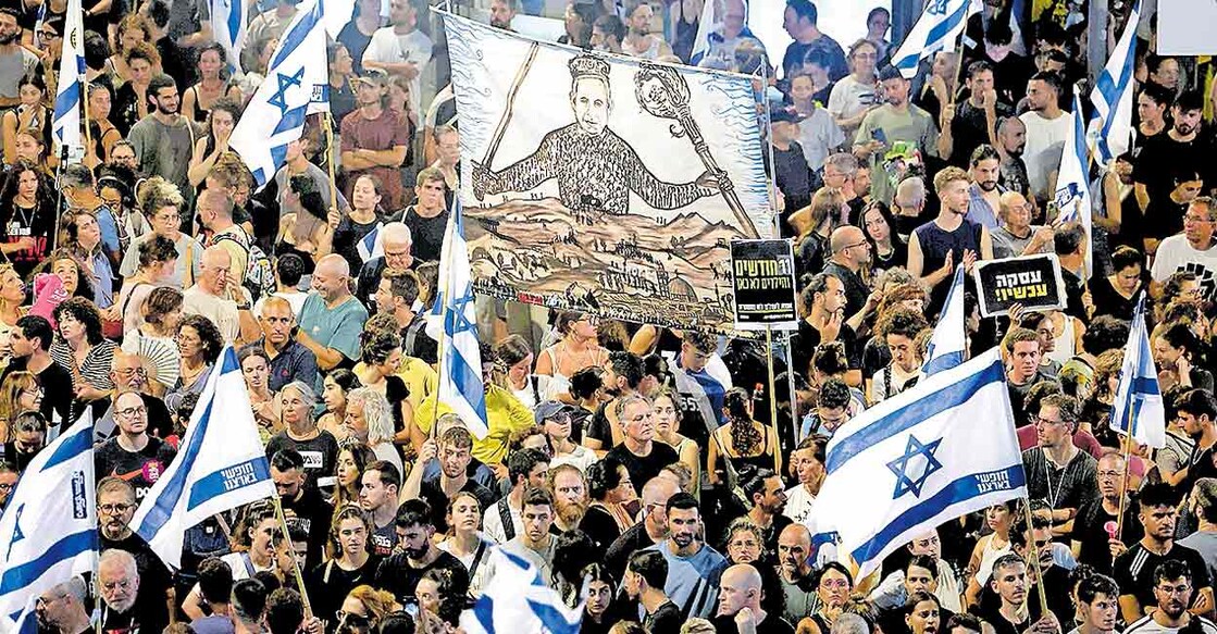 israel-netanyahu ഇസ്രയേലിലെ ടെൽ അവീവിൽ നെതന്യാഹു സർക്കാരിനെതിരെയുള്ള പ്രക്ഷോഭത്തിൽനിന്ന്. ഹമാസ് ബന്ദികളാക്കിയവരെ മോചിപ്പിക്കുന്നതു വൈകുന്നതിൽ പ്രതിഷേധിച്ചു നടന്ന പ്രക്ഷോഭത്തിൽ പതിനായിരങ്ങളാണു തെരുവിലിറങ്ങിയത്. ചിത്രം: എഎഫ്പി