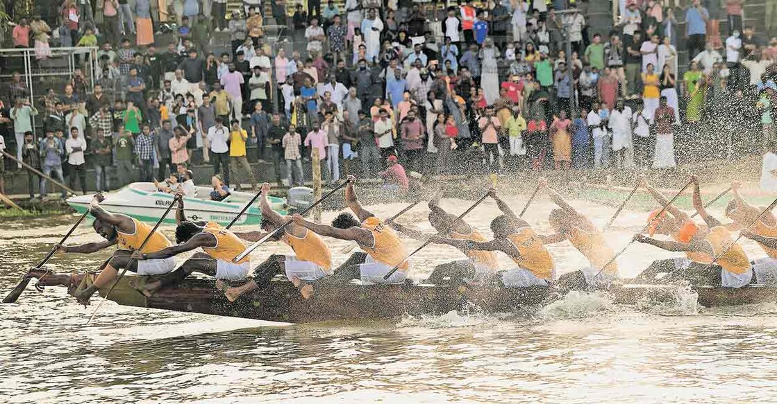 നെഹ്റു ട്രോഫി വള്ളംകളി പരിശീലനത്തിന്റെ ഭാഗമായി യുബിസി കൈനകരിയുടെ തലവടി ചുണ്ടൻ പുന്നമട ഫിനിഷിങ് പോയിന്റിൽ നടത്തിയ ട്രോക്ക് എൻട്രി.ചിത്രം: വിഘ്‌നേഷ് കൃഷ്ണമൂർത്തി / മനോരമ 