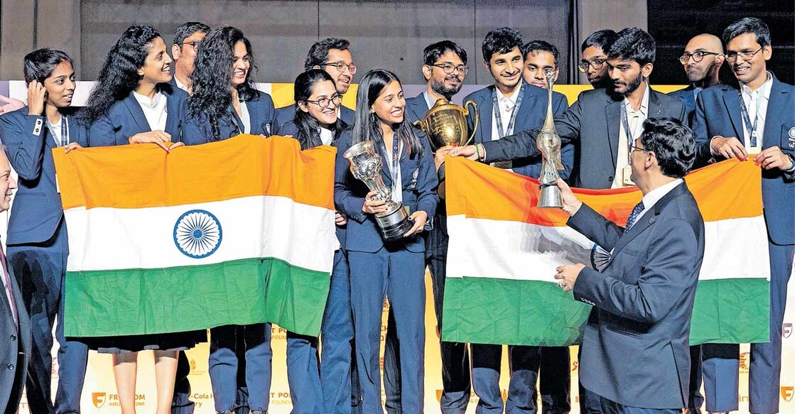 ചെസ് ഒളിംപ്യാഡ് ജേതാക്കൾക്കുള്ള ട്രോഫികളുമായി  ഇന്ത്യൻ ടീം വിശ്വനാഥൻ ആനന്ദിനൊപ്പം